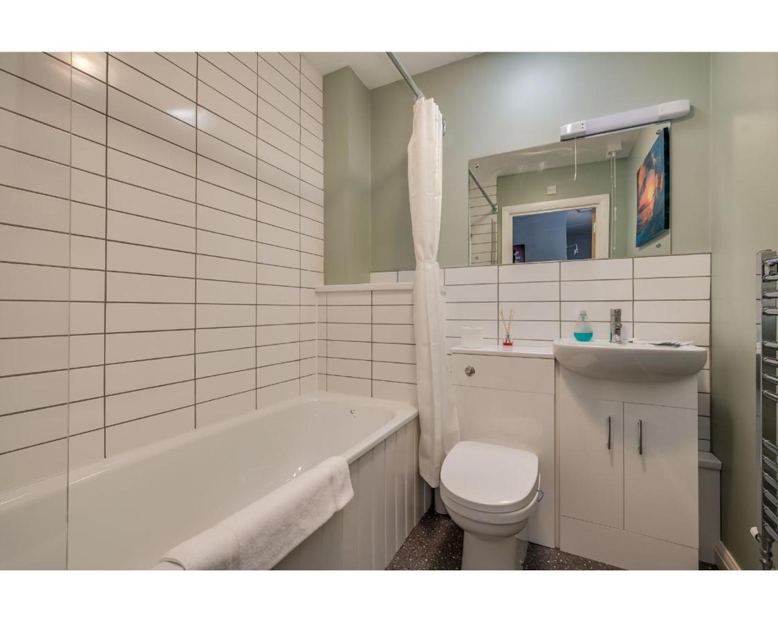 Apartments: Cromwell Apartment